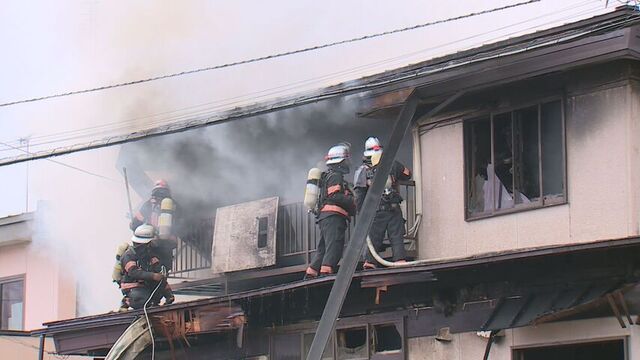 「建物１階で炎と煙が見える」通行人が消防に通報　住宅内部が激しく焼ける火事　けが人なし　苫小牧市