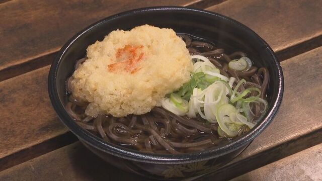 真っ黒な一杯に列　北海道・音威子府村の名物「黒い駅そば」 ゲストハウス店主が村の活気を取り戻す挑戦