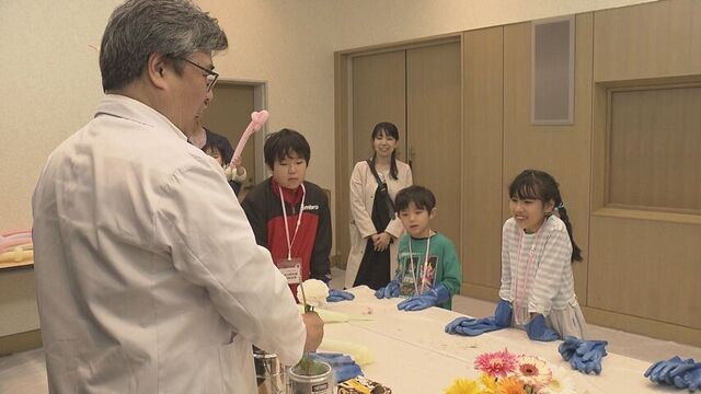 腫瘍などが悪性か良性か判断　病理医の世界を学ぶイベント　学会にあわせて札幌で　子供たちが興味津々 サムネイル