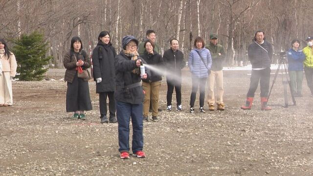 クマスプレーの噴射体験も　　知床財団が主催　クマの生態や対応策を学ぶイベント　斜里町で開催