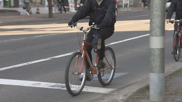 自転車のハンドルに傘や買い物袋のぶら下げは危険！　車輪の巻き込み事故に注意 サムネイル