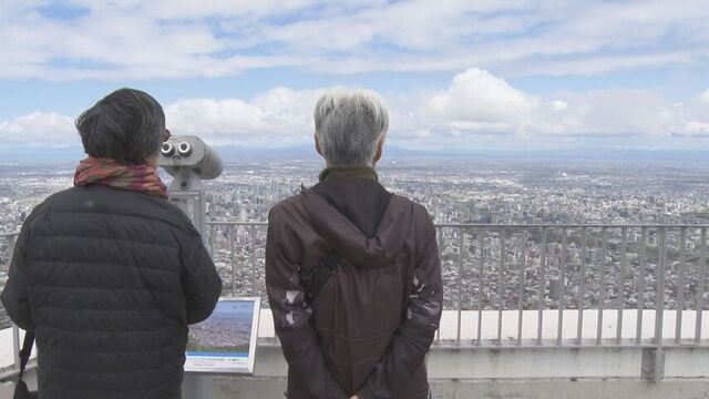 冷たい風に吹かれながらも…札幌のもいわ山ロープウェイ営業開始　春なのにひと桁気温も寒さ吹き飛ばす絶景 サムネイル
