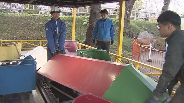 親子３人で遊具をメンテナンス