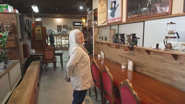 生まれ変わった店内を眺める宮口由己江さん