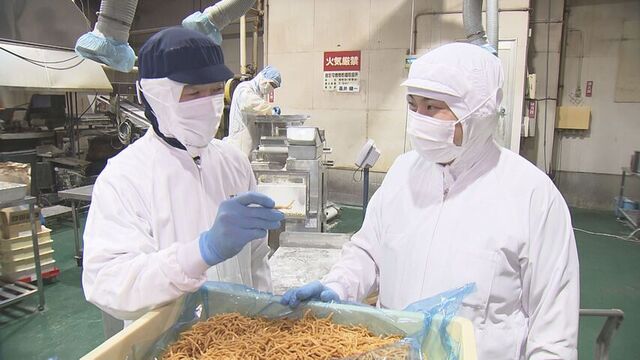 かんりんとう職人・北の食品高井健一さん（左）と関さん（右）