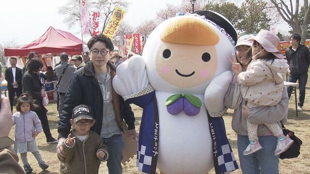訪れた人と写真撮影をする「とまチョップ」