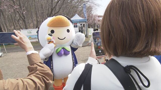 ファンに囲まれる「とまチョップ」