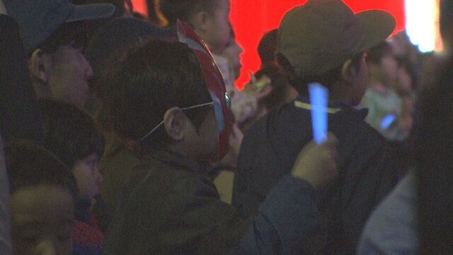 ショーを楽しむ子ども（5日）