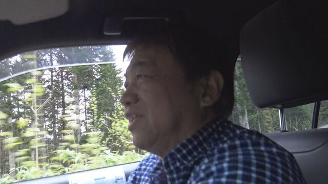ヒグマを撮影している黒澤徹也さん（興部町）