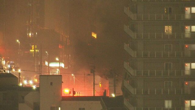 ＜速報＞市電通で火事　建物から黒煙「内部炎上」消防車１１台出動し消火活動中　札幌・中央区