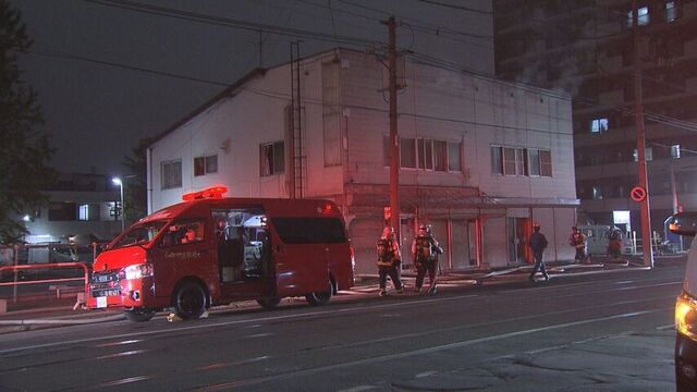 複数の通行人が「火炎が噴き出している」と通報 札幌の市電通沿い店舗兼住宅で火事 ２階部分の焼け方激しく