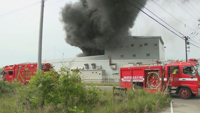 「爆発音がした。煙が大量に出ていて、白い煙と黒い煙が出ている」　室蘭市崎守町の工場で火災、消火中