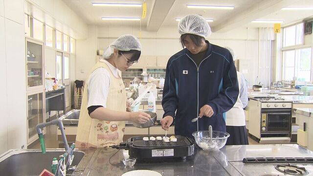 新たなご当地グルメの開発に取り組む夕張高校の生徒