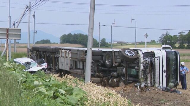 北海道鹿追町で乗用車とトレーラーが衝突　双方の運転手が病院へ搬送　一方の車が一時停止無視の可能性も サムネイル
