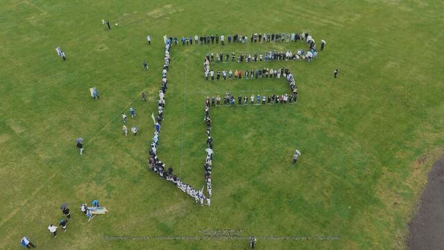 江別市　約４００人が描いた「Ｆ」の人文字（撮影：江別・ファイターズファーム誘致期成会）
