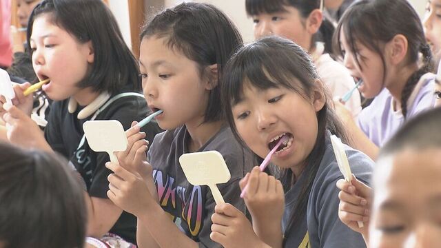 「フロスで汚れを落とそうかな」小学生が正しい歯磨きに挑戦　6月4日は虫歯予防デー　札幌 サムネイル