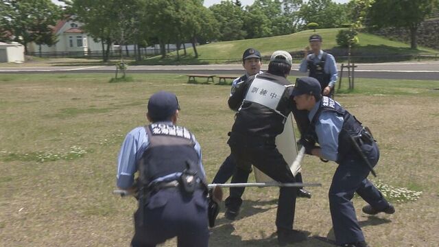 「逃げる覚悟も」児童施設に刃物男…緊迫の不審者対応訓練、危険物散布への対処も確認　南幌町 サムネイル
