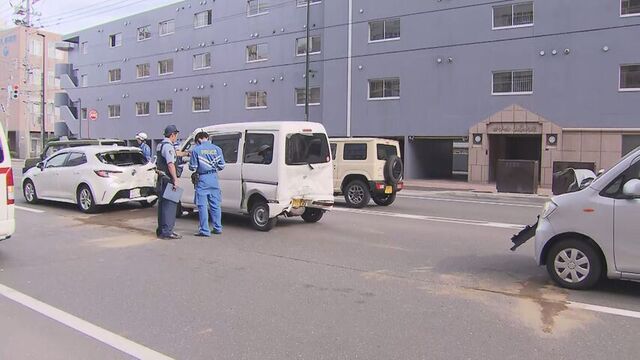 札幌市中央区で車３台絡む追突事故　車にのっていた複数の人が頭をぶつけるなどのけが　いずれも軽傷