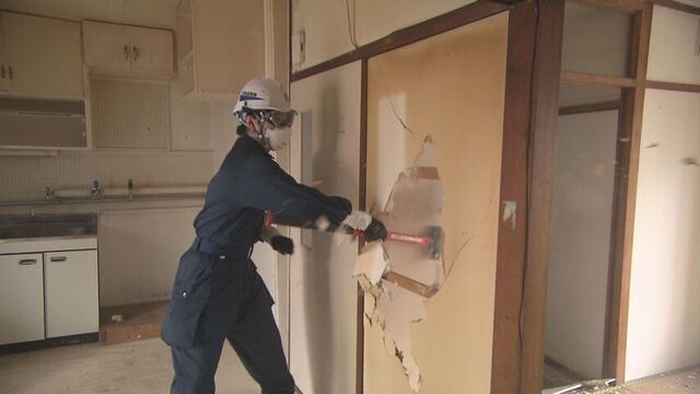 取り壊し予定の市営住宅で地震救助訓練を実施 警察官が実際に窓や壁を壊して救出する手順を確認 千歳市 サムネイル