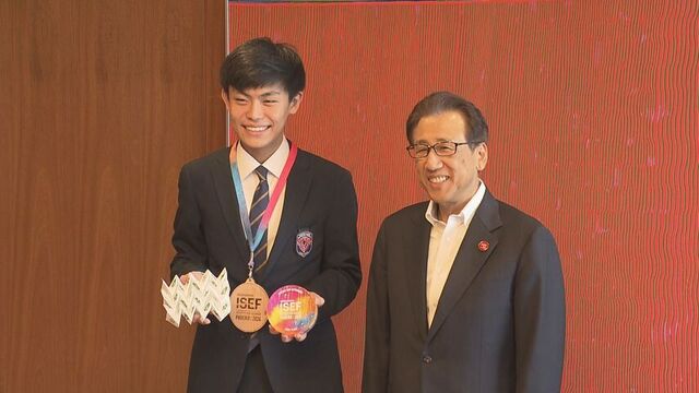 札幌開成中等教育学校の栗林輝さんが札幌市長を表敬訪問　国際学生科学技術フェアで最高賞の受賞を報告