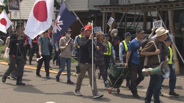 インターナショナルスクール建設巡り　移民政策反対を掲げる団体のデモに対し　差別に反対する団体が抗議