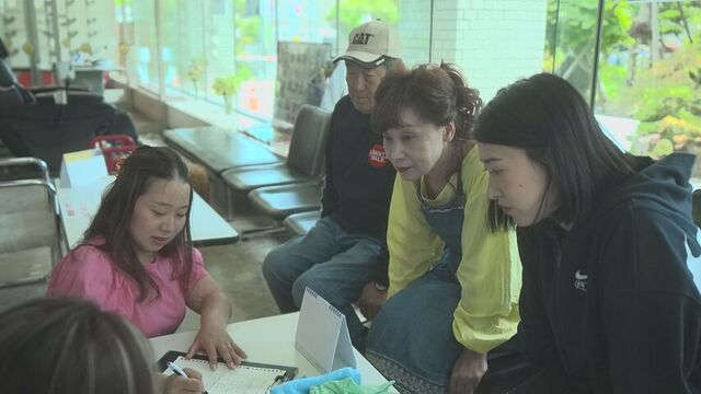 開店前の打ち合わせをする３姉妹と両親