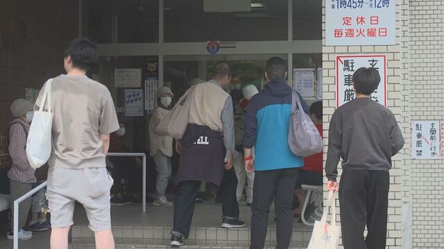 開店前から入り口で待つ客