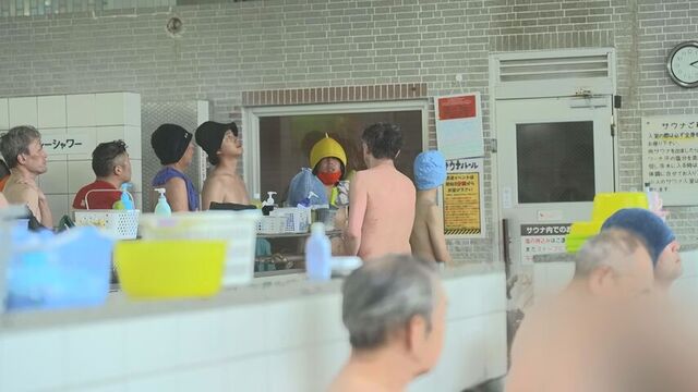 サウナ室前に並ぶお客さんたち