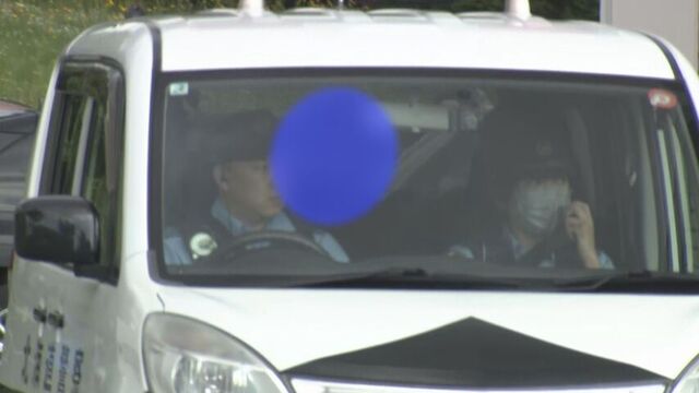 法廷に侵入した男が移送される