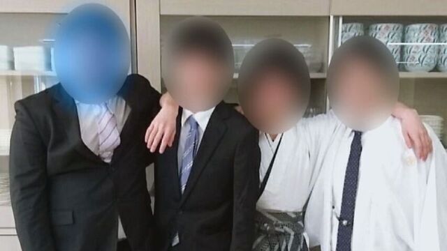 学院で同級生と写真に写る秀人さん