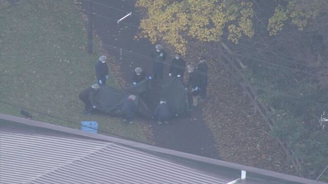 遺体発見現場を調べる捜査員