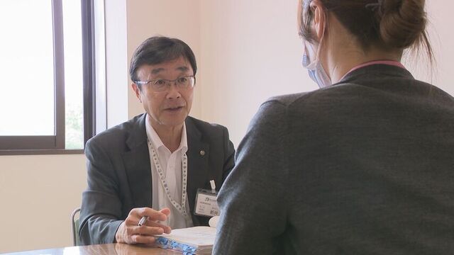 職員向けの雇用相談会を開く新井管理者