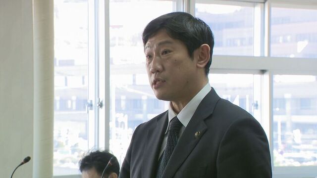 閉院を表明する青山室蘭市長（室蘭市議会議員協議会　２月）