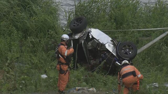 「橋から車が落ちた」街路灯や欄干に衝突し6～7ｍ下の河川敷へ　乗用車が大破し40代男性が死亡　石狩市
