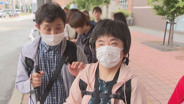 “盲ろう夫婦”新たな挑戦 「通訳介助員」なしではどこへも行けない… 介助員不足の深刻な課題に向き合う サムネイル