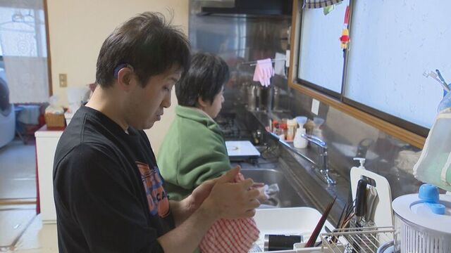 食器を洗う２人
