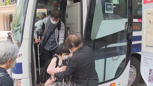 バス停で優さんと朋子さんを手伝う通訳介助員