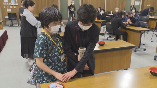 朋子さんにおわんまでの距離を伝える通訳介助員
