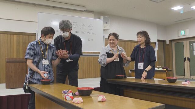 お手玉をおわんに投げ入れるゲーム