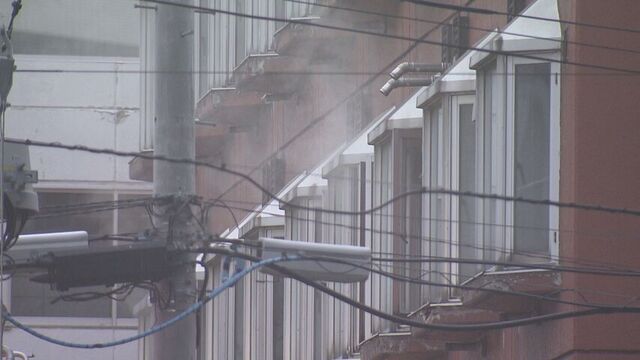 数年前から空き家のマンションで未明に火災 廊下の放置ゴミなど焼ける 札幌市北区 サムネイル