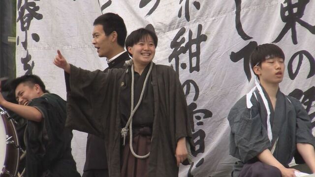 北大祭でステージに立つ団長・早坂さん