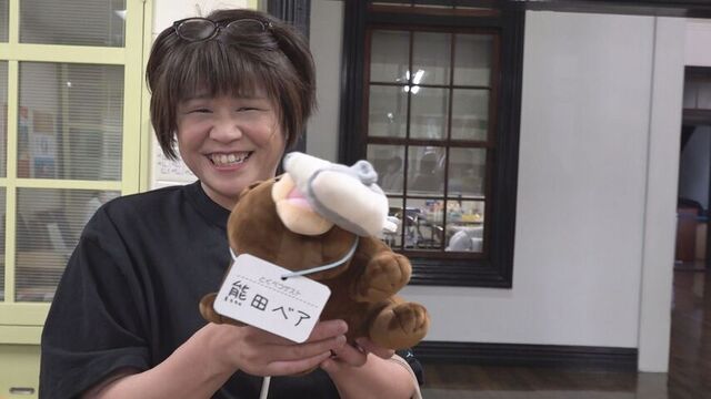 ぬいぐるみを「お泊り会」に連れてきた女性
