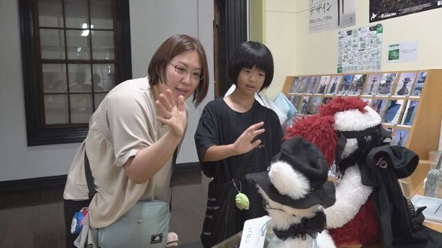 ぬいぐるみを預ける親子