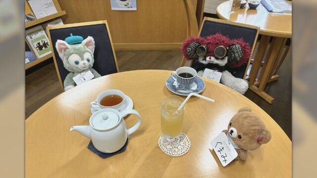 カフェで“お茶する”ぬいぐるみ