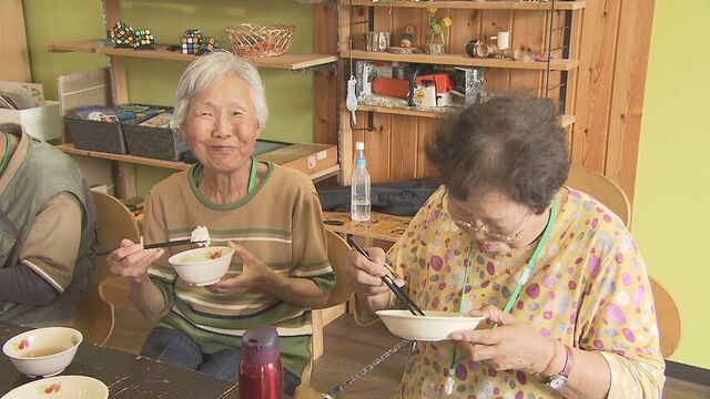 給食を食べるえんじょい組