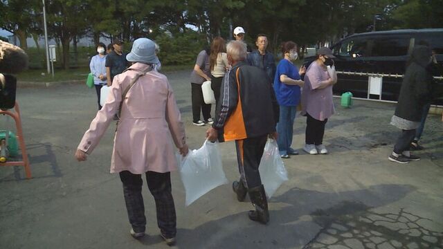 断水　夜になっても解消せず　根室市中心部約6000軒　給水所を市内5カ所に設置　24日も午前6時から サムネイル