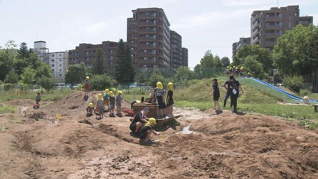 夢中になって泥だらけで遊べる屋外遊び場