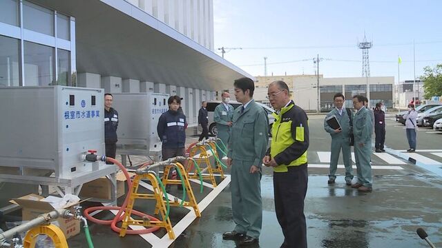 大規模な断水が続く根室市を鈴木知事が視察　市は26日までの完全復旧目指す サムネイル