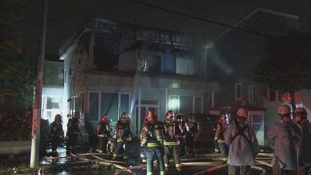 「住宅の２階から火と煙が…」　２階建て住宅で火事　火元とみられる一室から７０代男性の遺体　札幌市北区