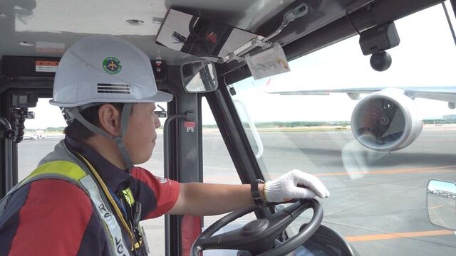 トーイングカーを操作する髙橋さん